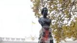 В Одессе демонтируют облитый краской памятник Пушкину