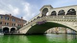 Экоактивисты окрасили воду Гранд-канала в Венеции в ядовито-зеленый цвет