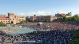 Десятки тысяч протестующих стягиваются в центр Еревана: Пашиняну дали час на отставку