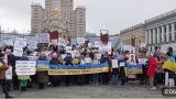 Киев опять митингует: жены и родственники военных требуют демобилизации