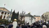 У посольства Армении в Москве собрались люди, требующие свободы для иерархов ААЦ