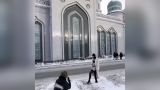 Дурной пример: в Москве полуголая блогерша снялась на фоне мечети — видео