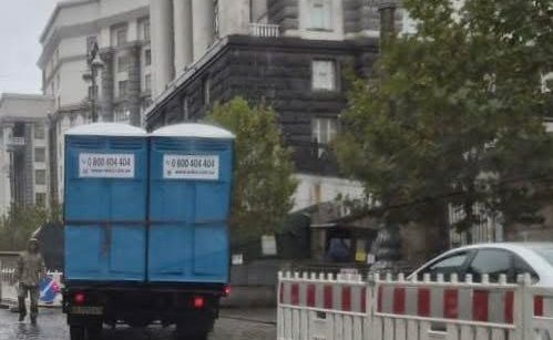 Киев без света: к правительству подвезли биотуалеты, к Верховной Раде — воду