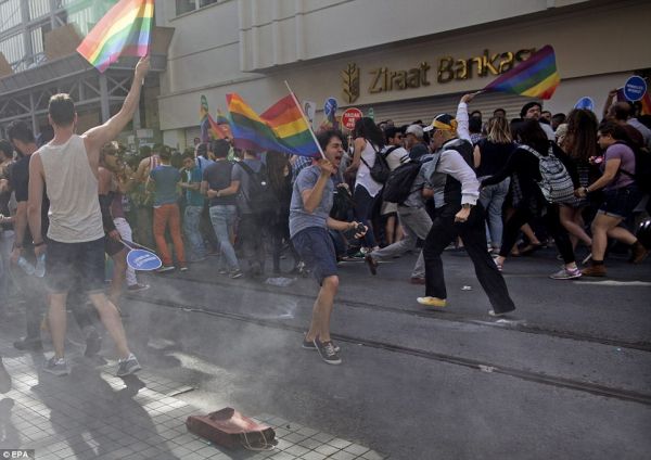 Полиция Турции разогнала гей-парад в Стамбуле