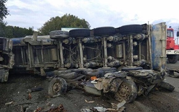 Под Екатеринбургом самосвал раздавил восемь человек Под Екатеринбургом самосвал раздавил восемь человек