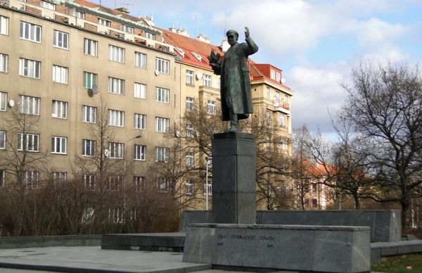 Поменять текст таблички на памятнике Коневу решили в Праге