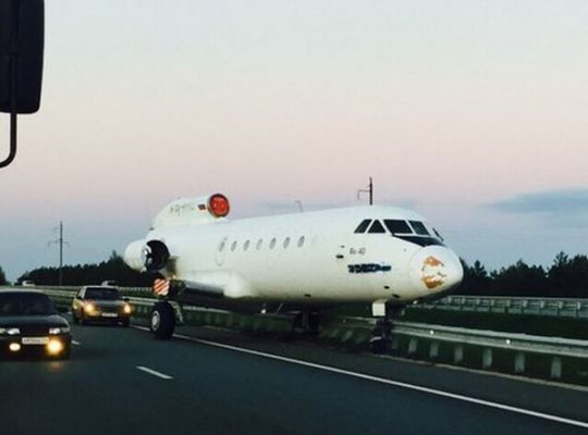 Под Казанью на трассе в ДТП попал списанный самолет Як-40