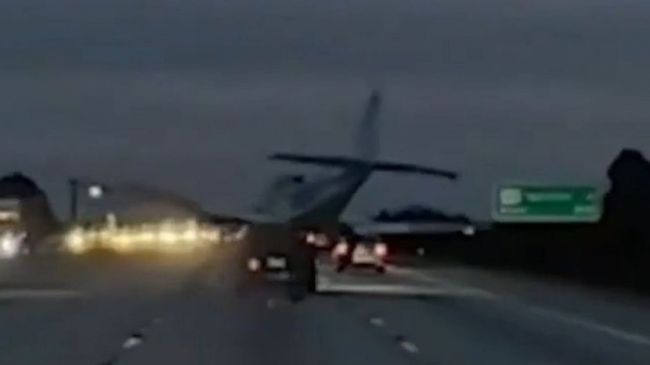 Во Флориде самолёт рухнул на крышу автомобиля Во Флориде самолёт рухнул на крышу автомобиля