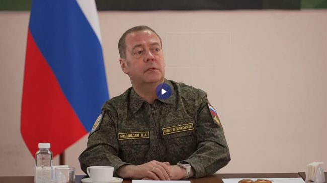 Медведев — лидерам киевского режима: если не сбежите, «свои же повесят на майдане» Медведев — лидерам киевского режима: если не сбежите, «свои же повесят на майдане»