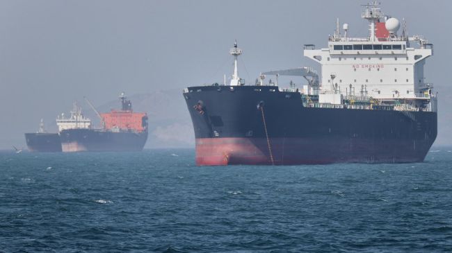 Bloomberg: Экспортеры тайно перевозят нефть через Ормузский пролив Bloomberg: Экспортеры тайно перевозят нефть через Ормузский пролив