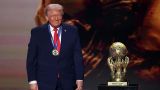 Заслужил — носи! Трамп стал первым лауреатом Премии мира ФИФА