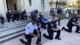 В Росгвардии осудили вставание на колено полицейских в США: Это унизительно