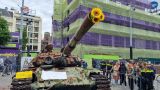 В Амстердаме подбитый российский танк засыпали цветами