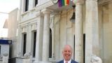 «Это символ наших побед»: посольство США в Молдавии вывесило флаг ЛГБТ