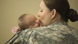 Новости господдержки: пособия по уходу за детьми для женщин-военнослужащих возрастут