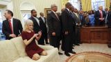 Скандал в Белом доме: Советник Трампа при всех забралась с ногами на диван