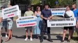 В Варшаве украинцы осадили консульство, требуя отдать им загранпаспорта