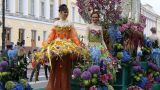 В Москве началось дефиле в платьях из 8 тысяч живых цветов