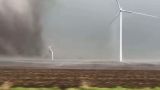 Торнадо смел ветряную электростанцию в США