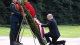 Путин возложил цветы к Могиле Неизвестного Солдата у Кремлевской стены в Москве