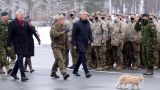 Вместе с генсеком НАТО армию Латвии в Адажи инспектировал большой рыжий кот