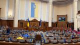 В Верховной раде — почти пустой зал, депутаты под капельницами