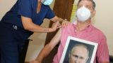 Мэр аргентинского города вакцинировался «Спутником V» с портретом Путина