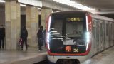 Пассажир, упавший под поезд в метро Москвы, умер