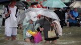 Из-за сильных дождей в Гонконге отменили занятия в школах