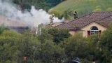 В Калифорнии самолет упал на жилые дома
