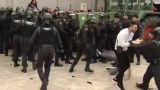 Противостояние в Каталонии: Полиция начала стрелять резиновыми пулями