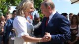 Австрийская экс-министр, танцевавшая с Путиным на свадьбе, живет в рязанской деревне