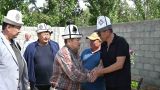 Премьер-министр Киргизии посетил семьи погибших при сходе селя