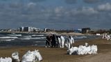 Нефтепродукты добрались до центрального пляжа Анапы