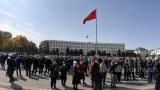 На митинги в поддержку президента Киргизии пришли несколько тысяч человек