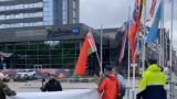 Активист «Русского союза Латвии» попытался вернуть на место белорусский флаг в Риге