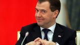Медведев: Какой дефолт? России даже лучше платить не в долларах, а можно и не платить