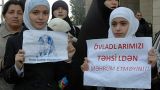 В Баку кинули камень в окно школы, где шли занятия — двое пострадавших