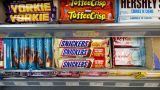 Лондон в шоке: Магазины по всей Британии атаковали русские Snickers