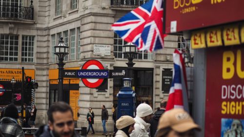 Для учительницы из Лондона заявление о христианстве в Британии стало роковыми