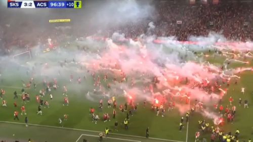 On Victory Day, fans in Prague captured the field: their club will remain without a championship