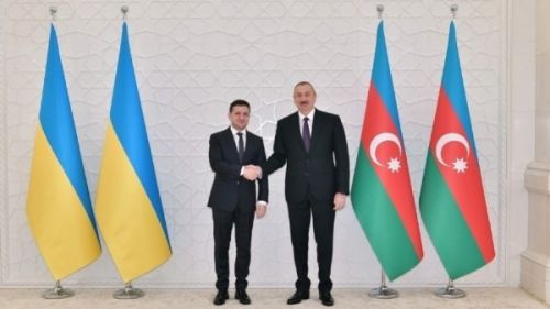 Азербайджан снова направил Украине грузовики с оборудованием