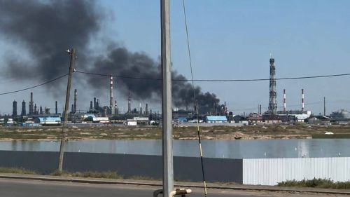 В Казахстане горит нефтеперерабатывающий завод