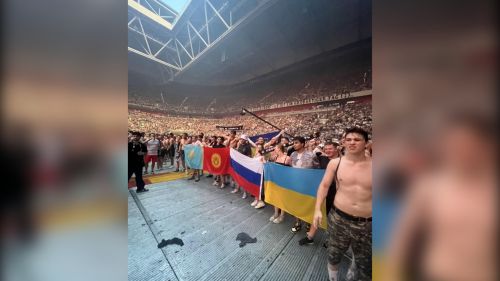 На концерте скандального белорусского артиста в ФРГ развернули флаги России и Украины