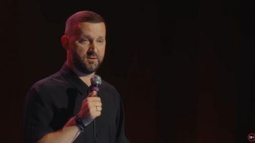 Уехавший в Европу комик грустно шутит про сложности записи к врачу