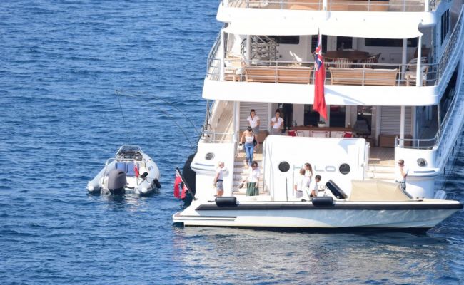 Яхта Абрамовича с пятью женщинами привлекла внимание турецких СМИ