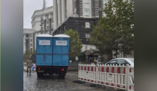 Власть в нужде: Правительство перешло на биотуалеты, Рада — на техническую воду