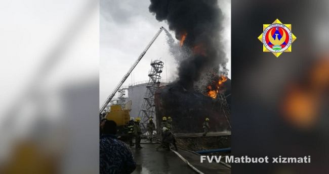 В Узбекистане на нефтебазе горит гигантская цистерна с горючим 2 abfd4387bd023d44d5568c3ce249c В Узбекистане на нефтебазе горит гигантская цистерна с горючим