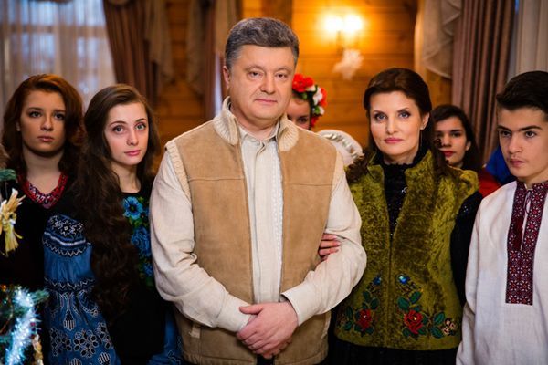 СМИ узнали имена, под которыми семья Порошенко тайно выезжает из страны СМИ узнали имена, под которыми семья Порошенко тайно выезжает из страны