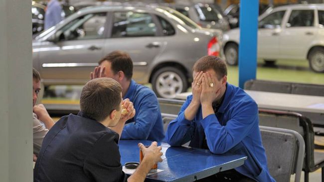 АвтоВАЗ сократит еще 2 тысячи человек АвтоВАЗ сократит еще 2 тысячи человек